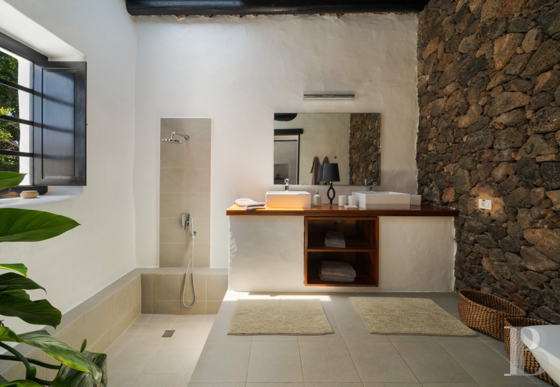 An old finca renovated in a contemporary style on the island of Lanzarote, in the Canary Islands - photo  n°14